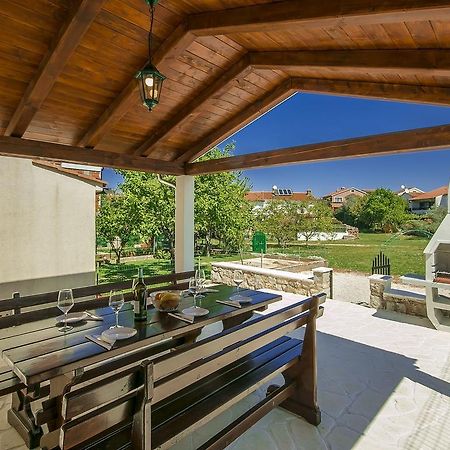Charming Beachfront Holiday Home In Poreč Rum bild