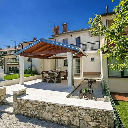 Charming Beachfront Holiday Home In Poreč Exteriör bild