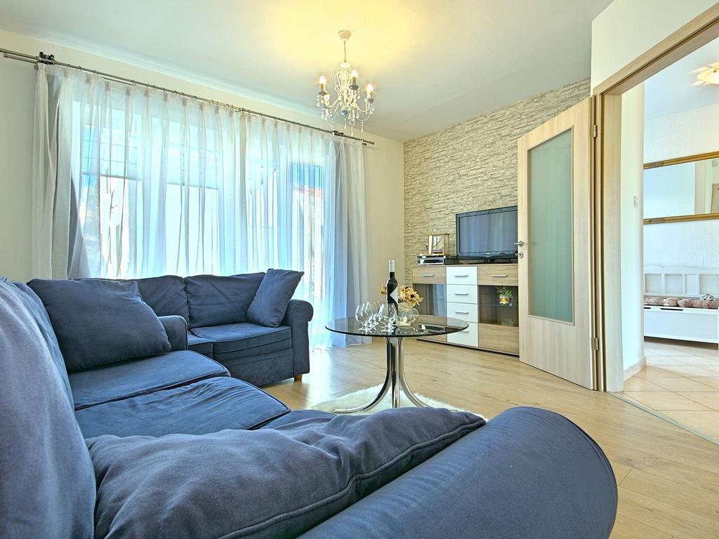Charming Beachfront Holiday Home In Poreč Exteriör bild