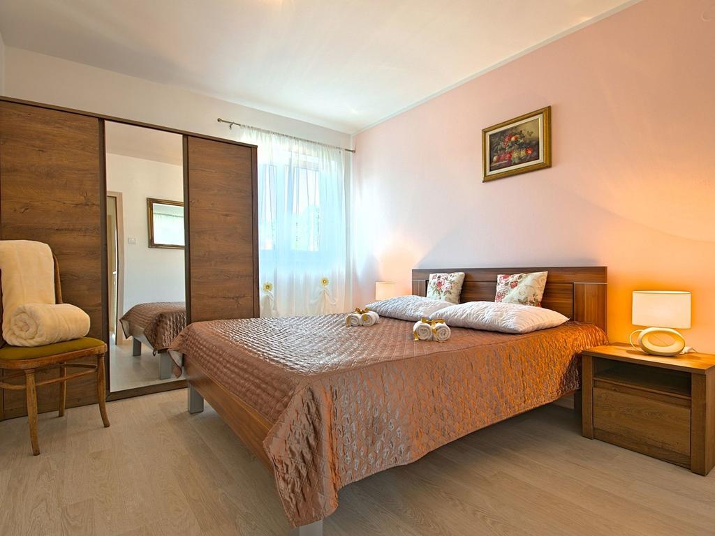 Charming Beachfront Holiday Home In Poreč Exteriör bild