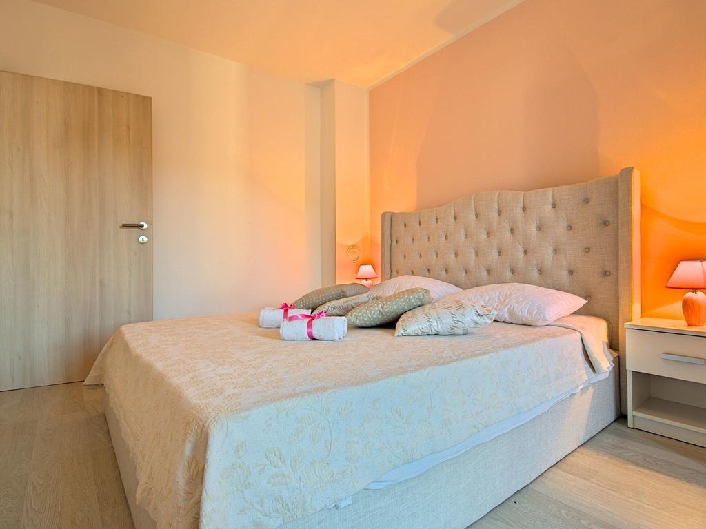 Charming Beachfront Holiday Home In Poreč Exteriör bild