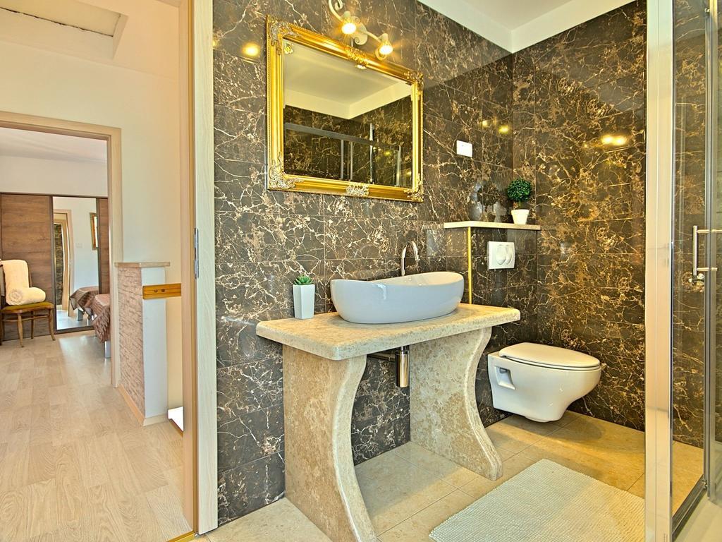 Charming Beachfront Holiday Home In Poreč Exteriör bild
