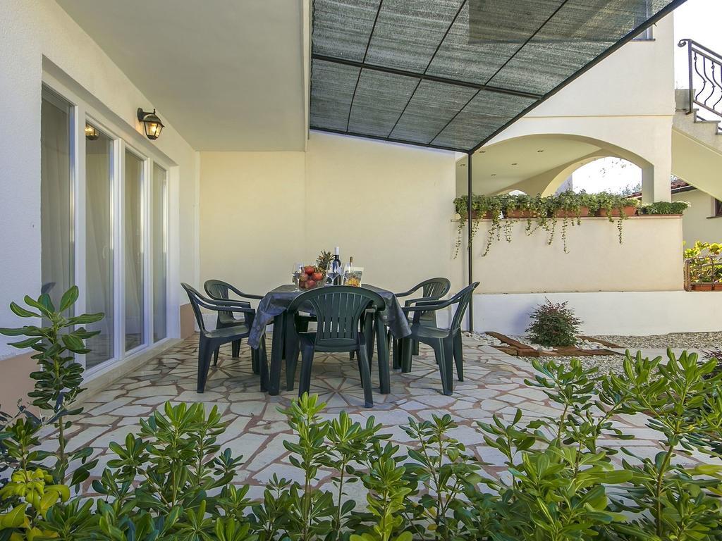 Charming Beachfront Holiday Home In Poreč Exteriör bild