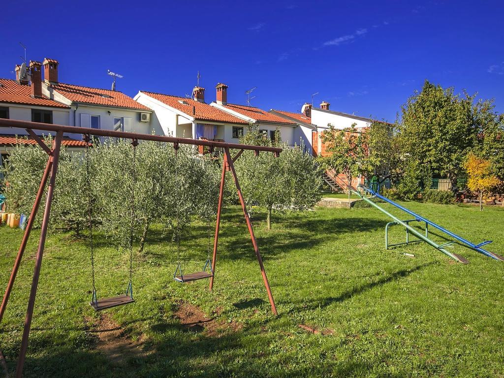 Charming Beachfront Holiday Home In Poreč Exteriör bild
