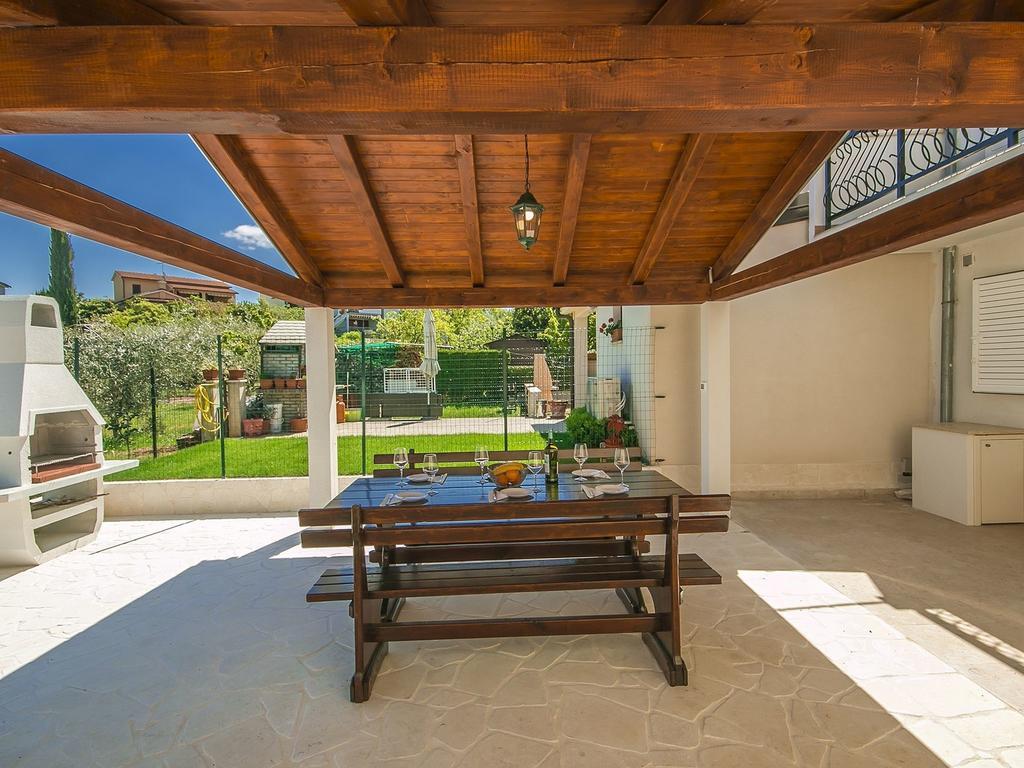 Charming Beachfront Holiday Home In Poreč Rum bild