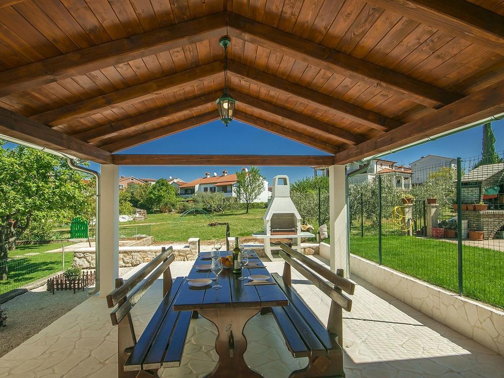 Charming Beachfront Holiday Home In Poreč Rum bild