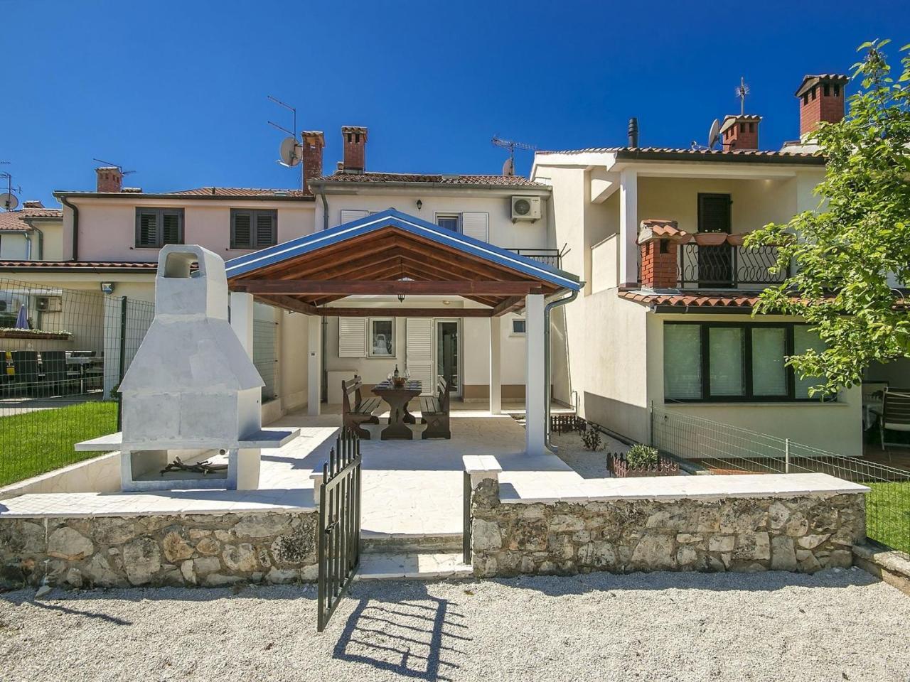 Charming Beachfront Holiday Home In Poreč Exteriör bild