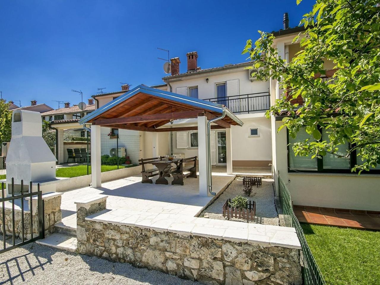 Charming Beachfront Holiday Home In Poreč Exteriör bild