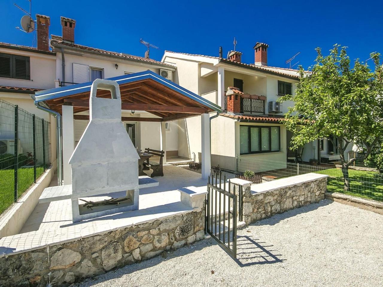 Charming Beachfront Holiday Home In Poreč Exteriör bild