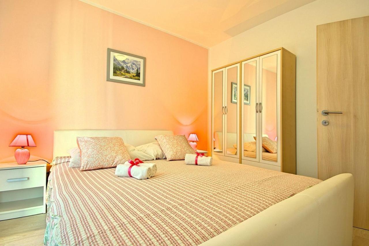 Charming Beachfront Holiday Home In Poreč Exteriör bild