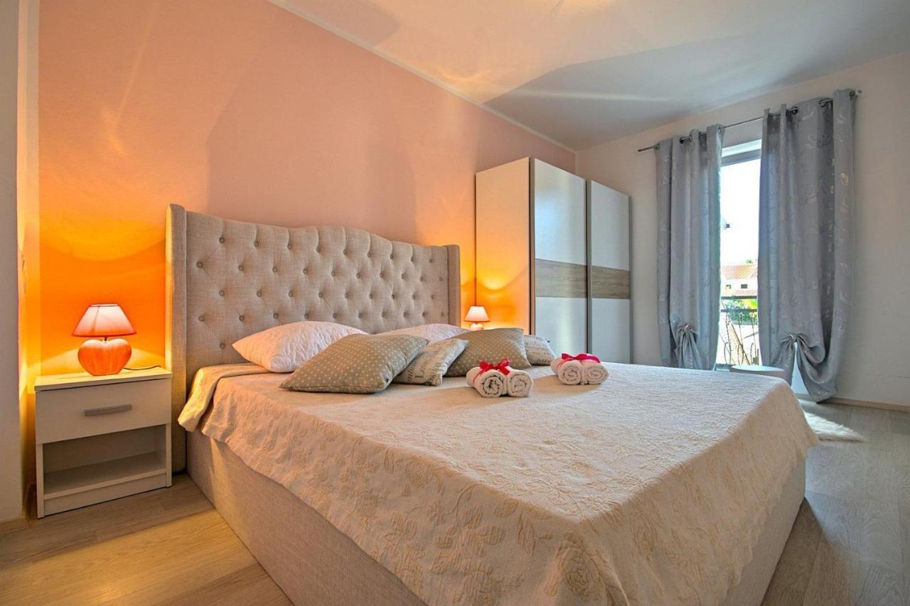 Charming Beachfront Holiday Home In Poreč Exteriör bild