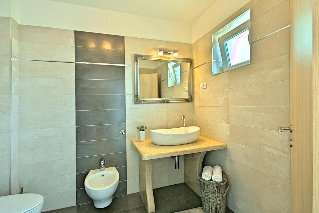 Charming Beachfront Holiday Home In Poreč Exteriör bild