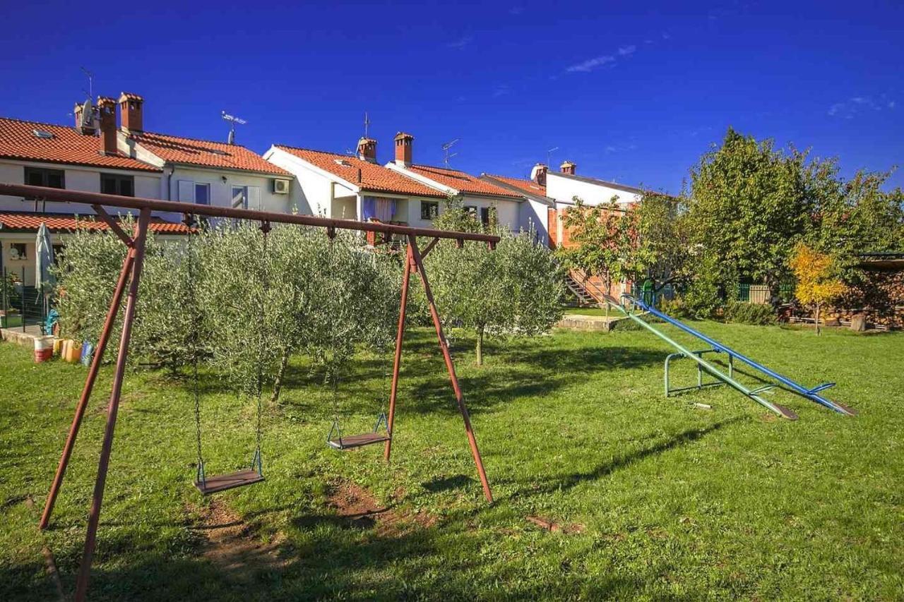 Charming Beachfront Holiday Home In Poreč Exteriör bild
