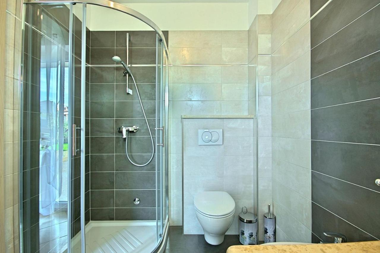 Charming Beachfront Holiday Home In Poreč Exteriör bild