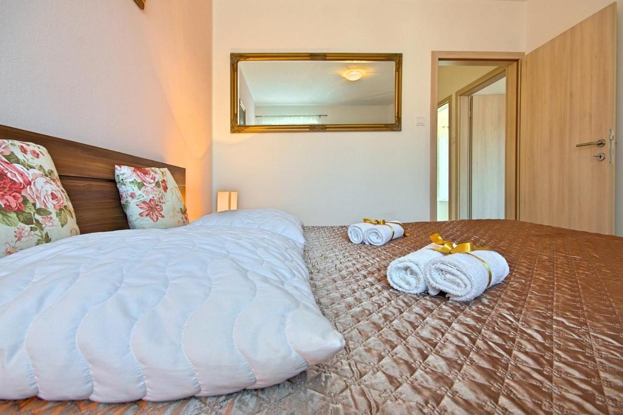 Charming Beachfront Holiday Home In Poreč Exteriör bild