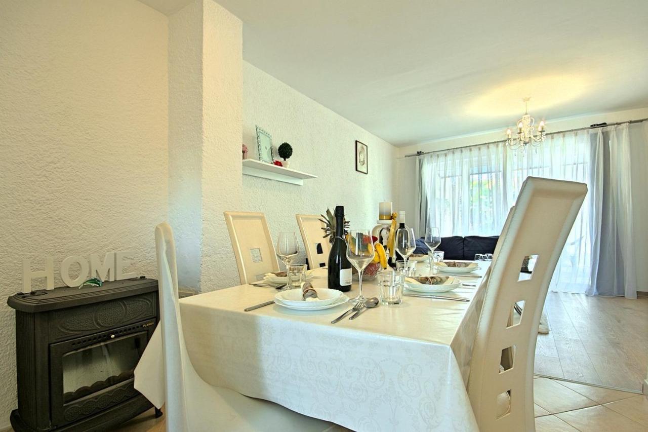 Charming Beachfront Holiday Home In Poreč Exteriör bild