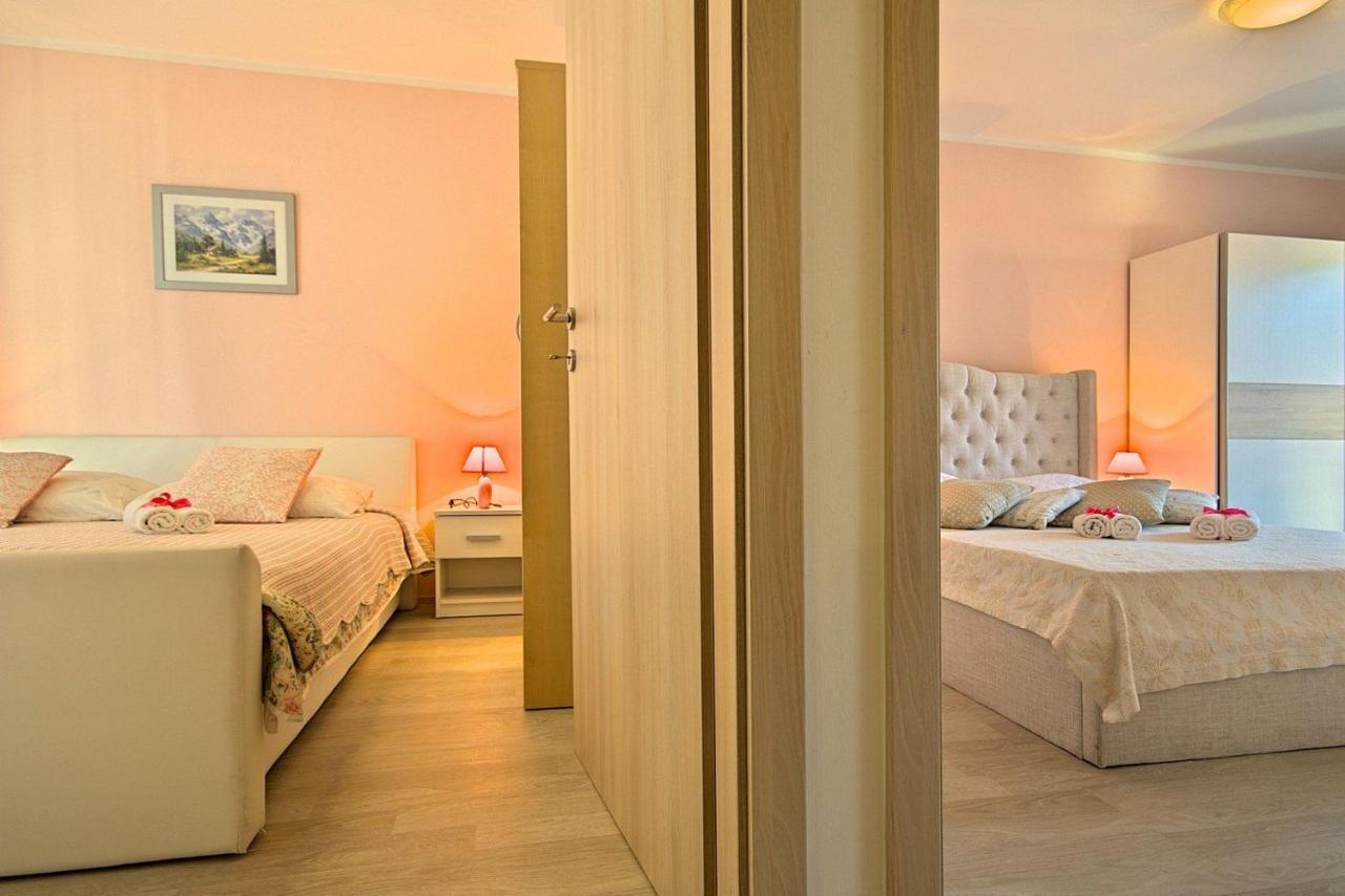 Charming Beachfront Holiday Home In Poreč Exteriör bild