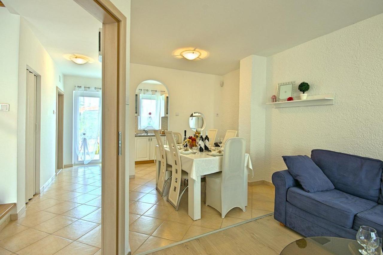 Charming Beachfront Holiday Home In Poreč Exteriör bild