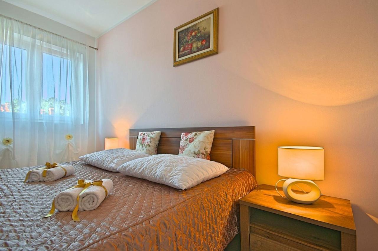 Charming Beachfront Holiday Home In Poreč Exteriör bild