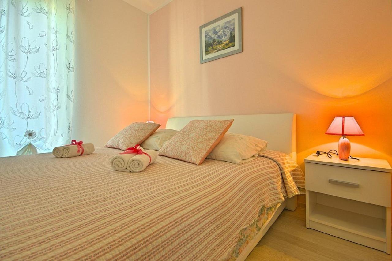 Charming Beachfront Holiday Home In Poreč Exteriör bild