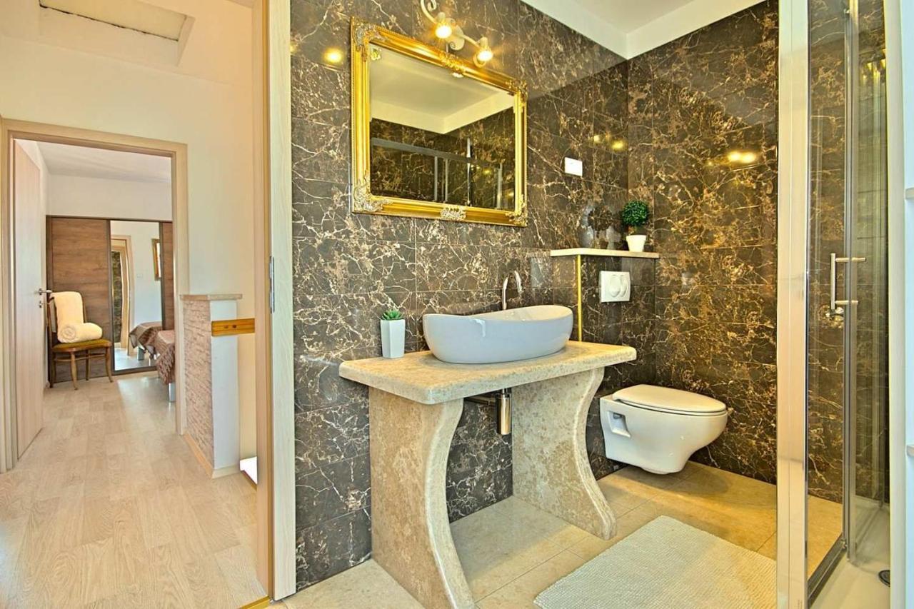 Charming Beachfront Holiday Home In Poreč Exteriör bild