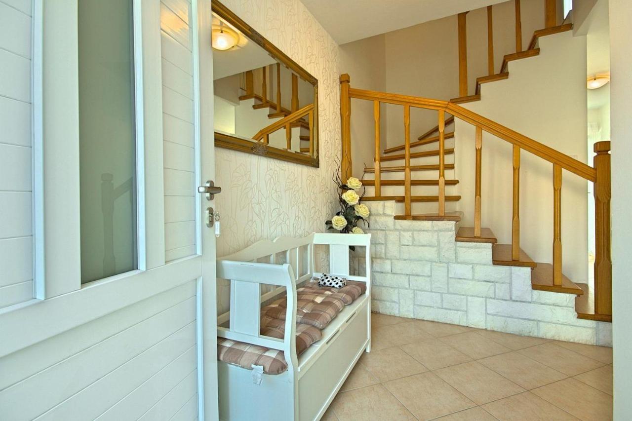 Charming Beachfront Holiday Home In Poreč Exteriör bild